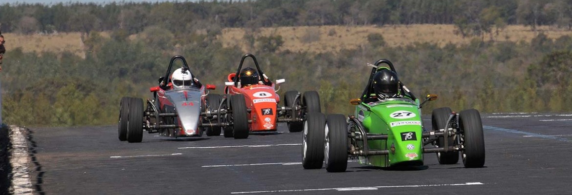 Piloto de Campo Grande dá show na estreia da Fórmula Vee