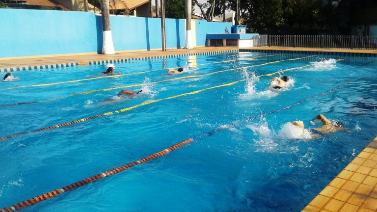 Centro abre inscrições para vôlei, basquete, natação, tênis e lutas