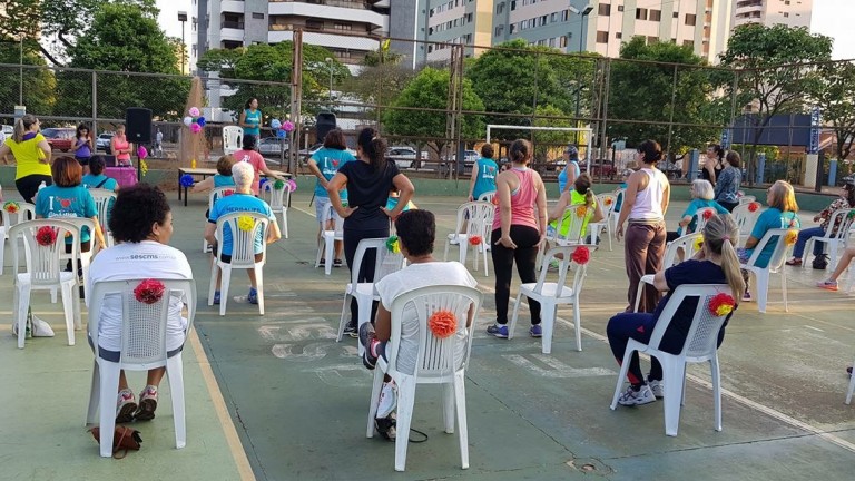 Ginástica de cadeira é opção para quem tem restrições de movimento