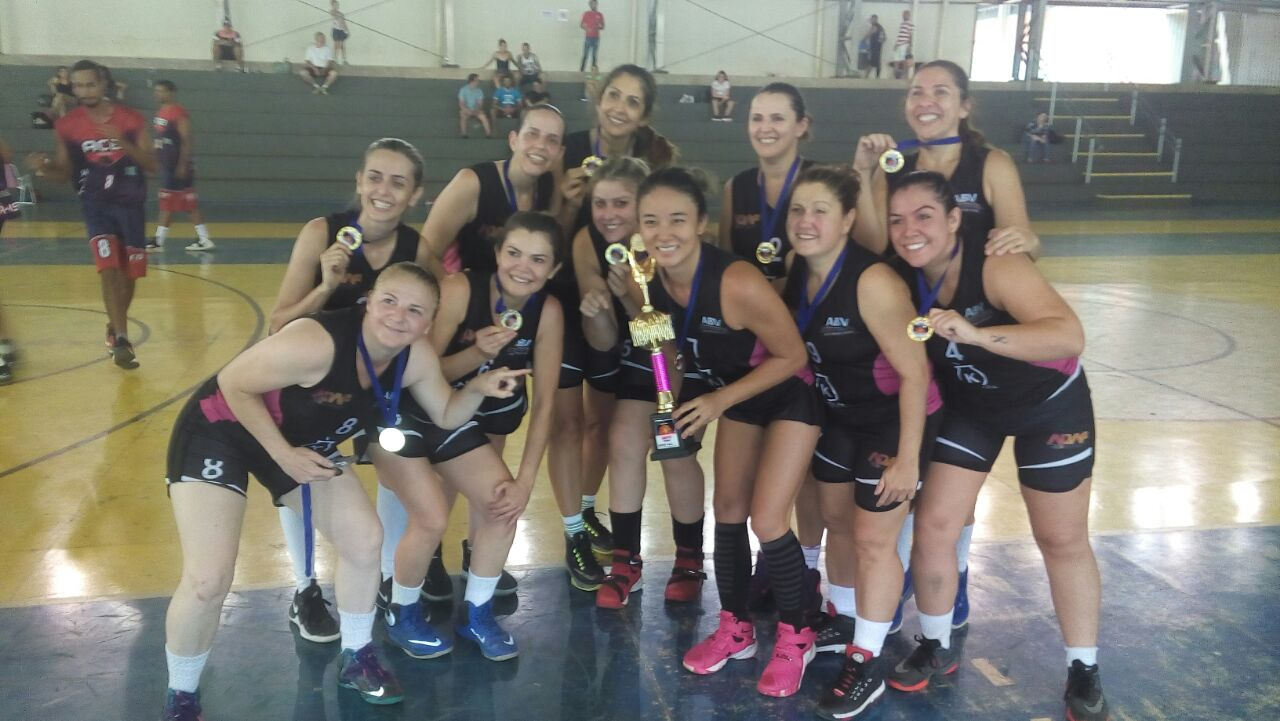 Dourados realiza torneio de basquetebol máster