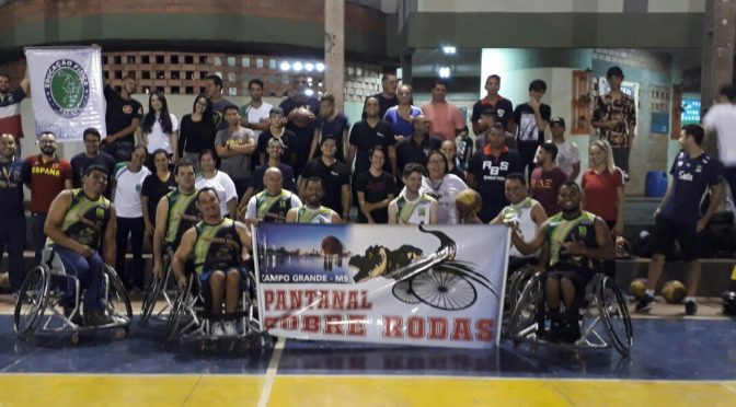 Equipe de basquete Pantanal Sobre Rodas participa de aula com acadêmicos de Educação Física