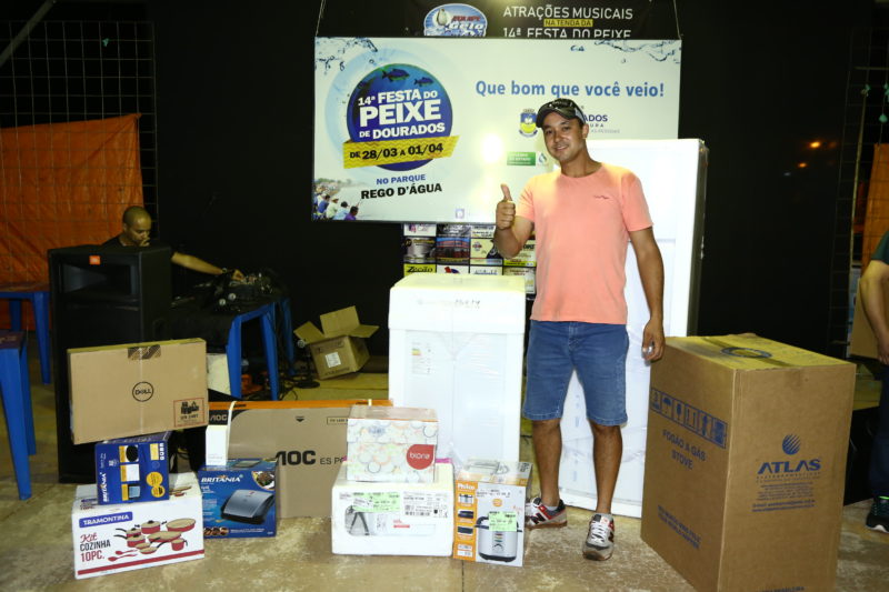 Douradense fisga peixe de 5,3 kg e leva mobília para casa