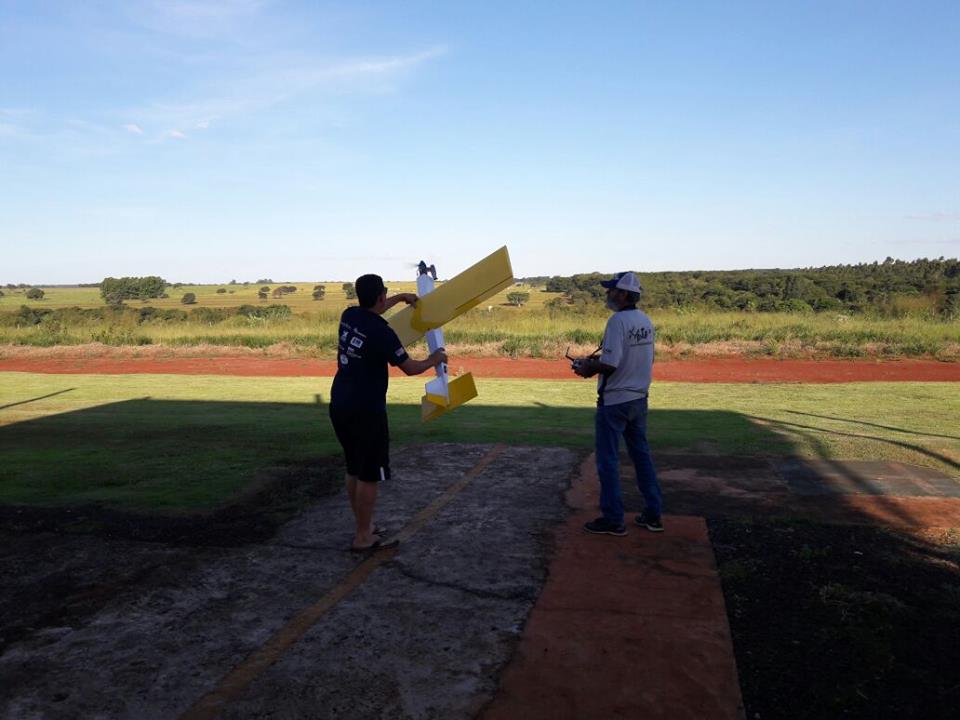 Voar com os pés no chão: paixão por aeromodelismo em Campo Grande