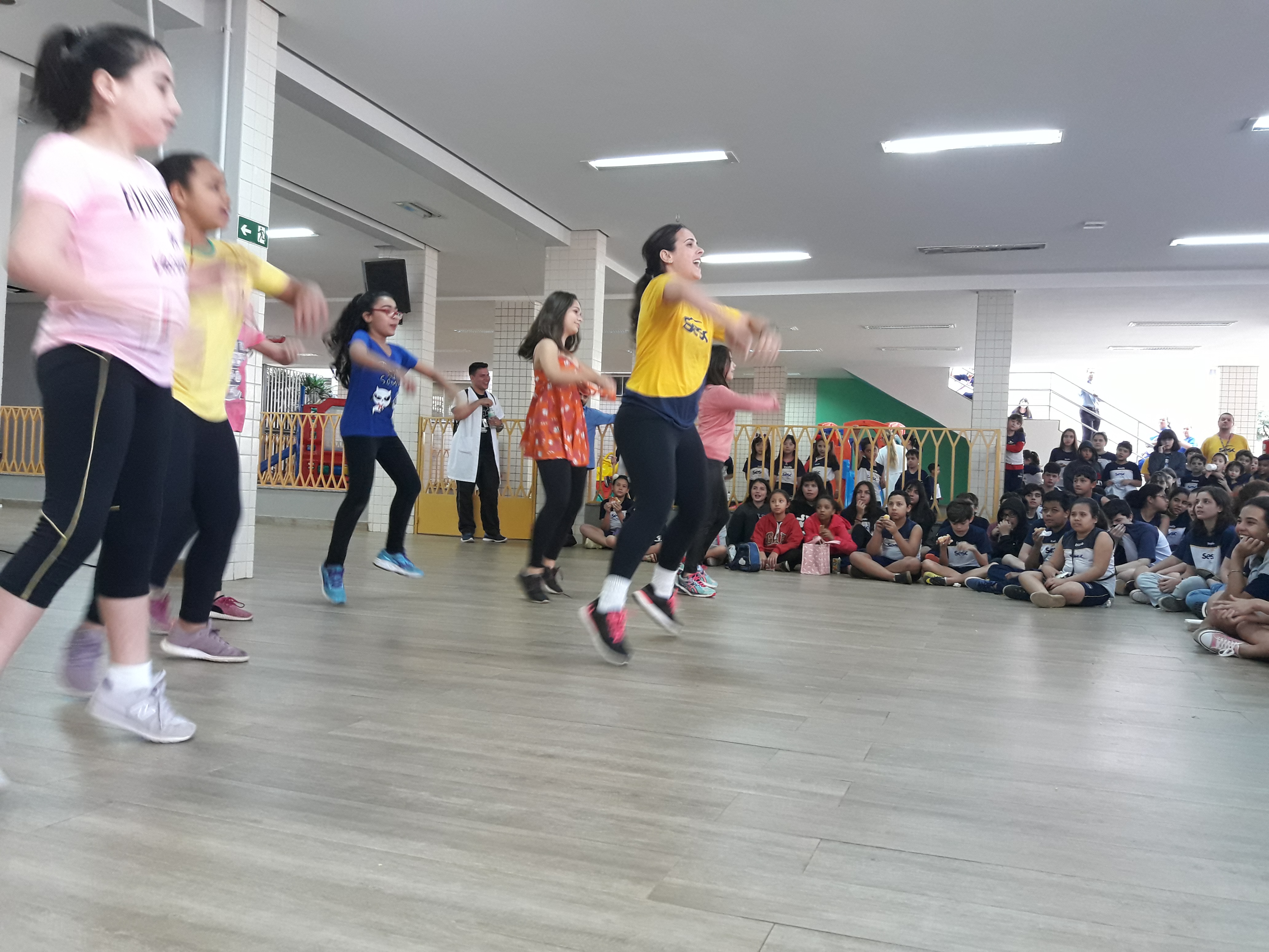 Alunas do Ritmos Teen se apresentam no Sesc Horto