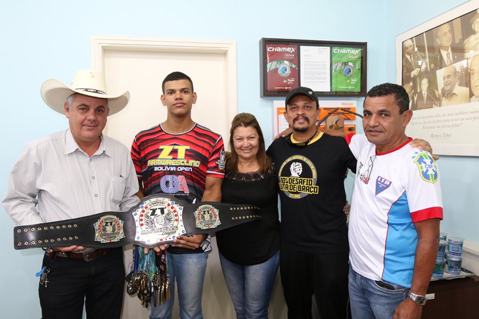 Três-lagoense vence competição de Luta de Braço na Bolívia
