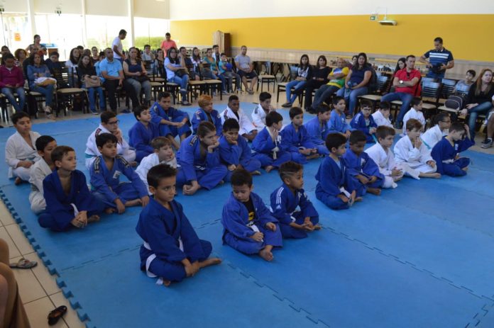 Troca de faixas no judô marca o início de um novo ciclo de aprendizagem