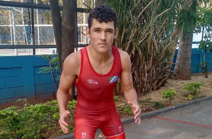 Atleta de Luta Olímpica realiza pastelada para competir no Rio de Janeiro
