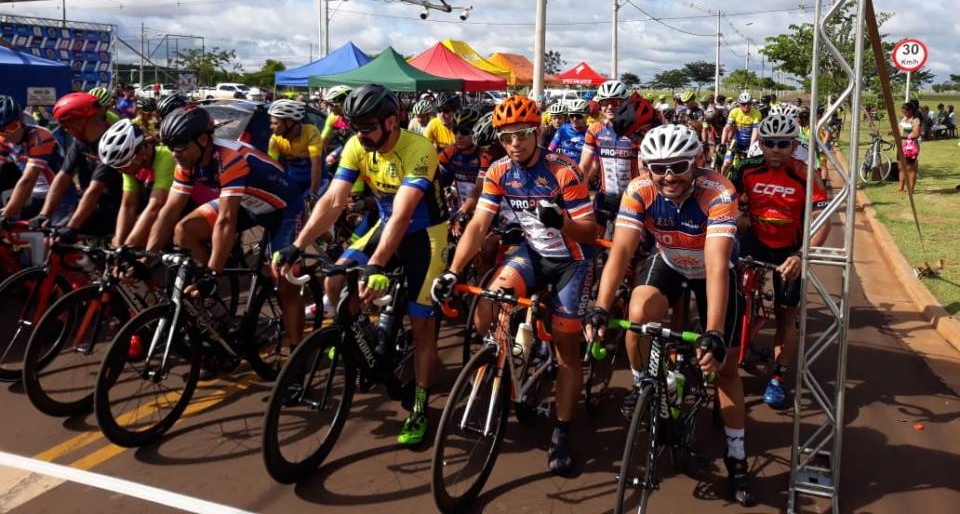 Piloto de velocross de Dourados se prepara em etapa de ciclismo