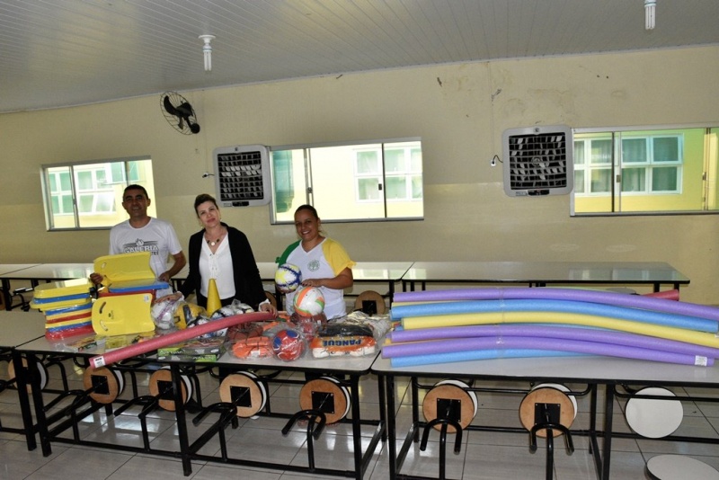 Escolas da Reme de Costa Rica recebem material esportivo