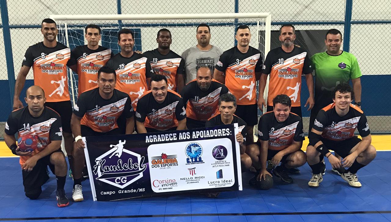 Grupo de amigos refaz equipe de handebol após 25 anos