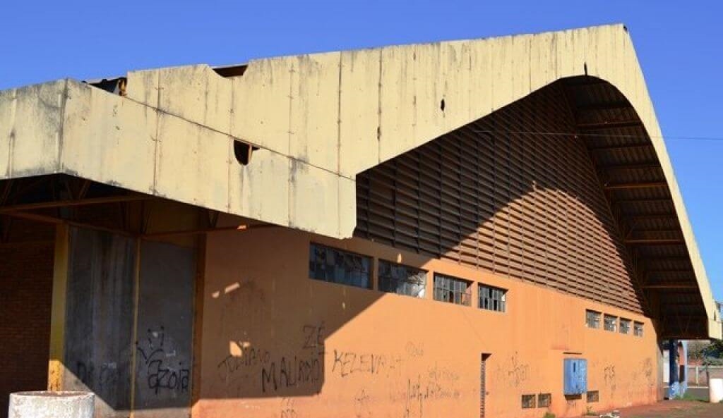 Vereador cobra explicações sobre obras no ginásio de esportes de Dourados