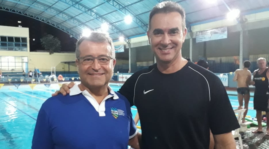Ricardo Prado realiza curso de natação e movimenta Rádio Clube