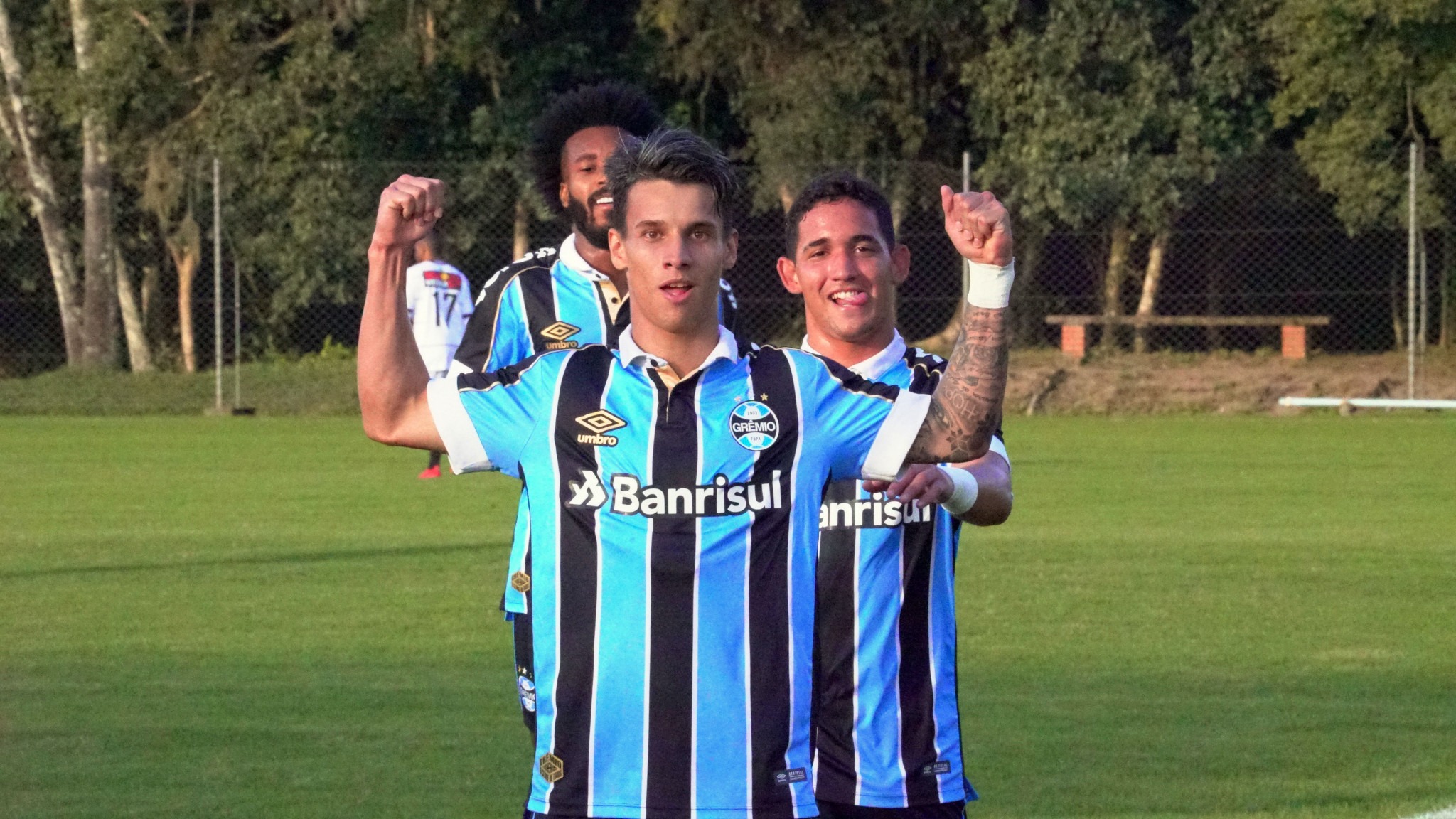 Chamado de 'novo Everton', douradense renova com Grêmio