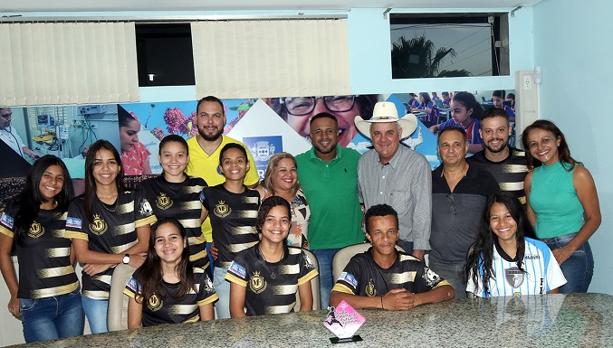 Prefeito três-lagoense recebe equipe vice-campeã de futsal