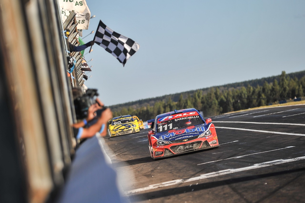Camilo e Barrichello vencem etapa da Stock Car em Campo Grande