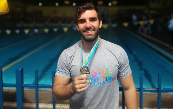 Acadêmico da UFMS é medalha de ouro em competição de natação