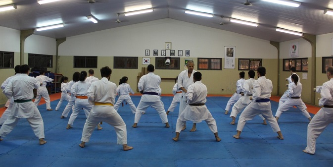Sensei renomado ministra aula de karatê na Cidade Universitária