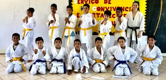 Exames de faixas no karatê e judô estimulam crianças