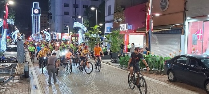 Turma do Pedal realiza passeio pela rua 14 de julho revitalizada