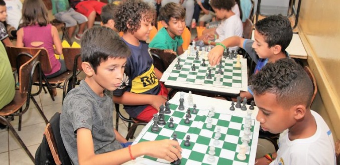 Alunos do Cras da Vila Popular recebem aulas de xadrez