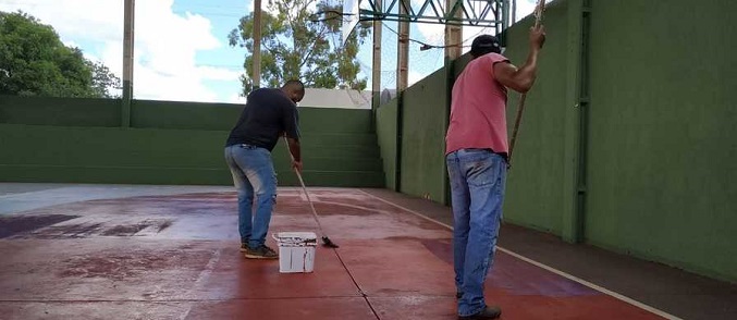 Quadras escolares recebem reparos em Sidrolândia