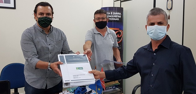 Prefeito de Sonora entrega projeto de reforma de ginásio à Fundesporte
