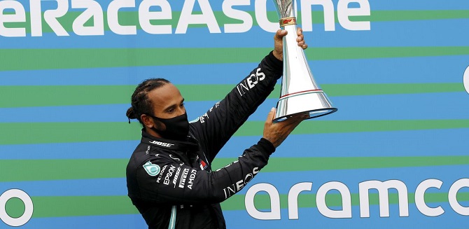 Hamilton iguala recorde de Schumacher e assume liderança na F-1