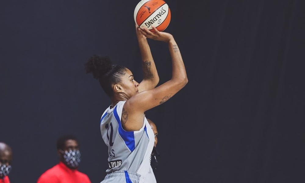 Brasileira brilha em jogo da WNBA e anota 28 pontos