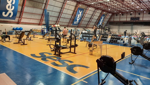 Academia do Sesc Camillo Boni presentear aluno mais assíduo 
