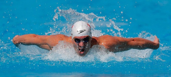 Brasileiro vence 50m borboleta e fica perto de recorde mundial