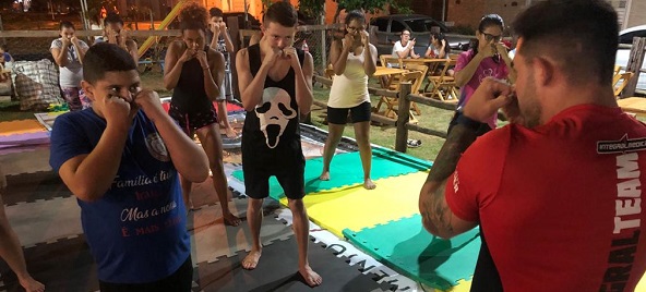 Aulas gratuitas de muay thai são oferecidas no bairro Los Angeles
