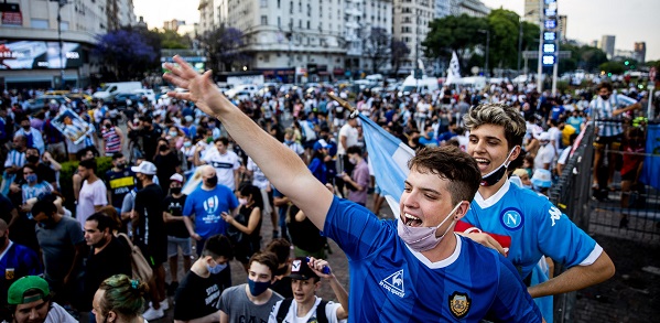 População argentina presta suas últimas homenagens a Maradona