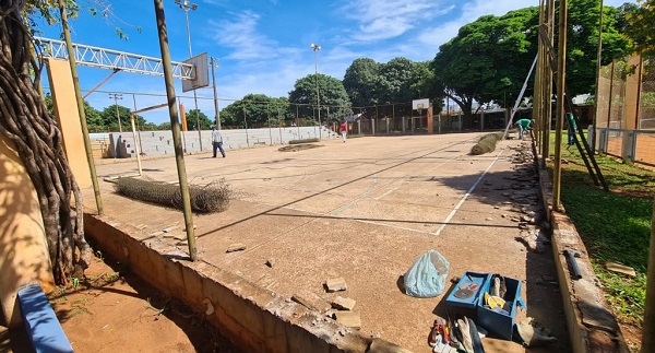 Prefeitura inicia reforma da praça de esportes do Elias Gadia