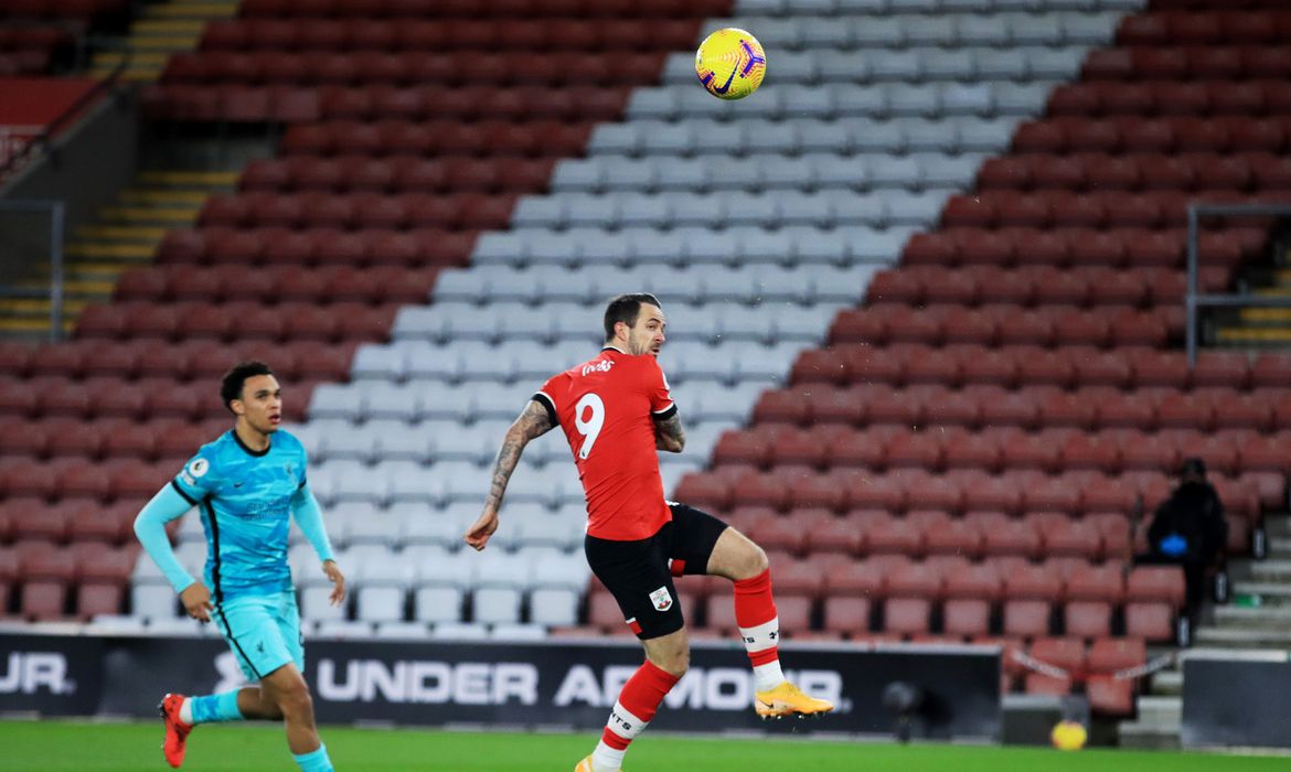 Inglaterra declara lockdown, mas competições esportivas continuam