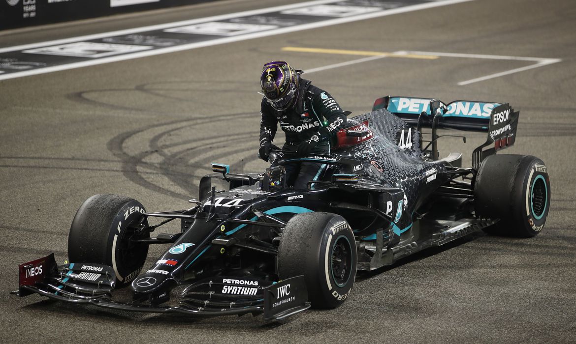 F1: sem confirmar Hamilton, Mercedes anuncia lançamento de novo carro