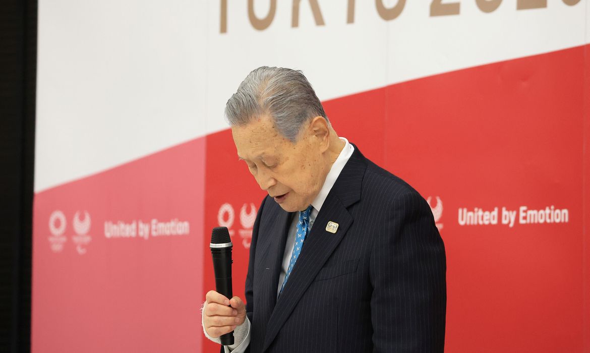 Yoshiro Mori se desculpa de novo e renuncia por comentários sexistas