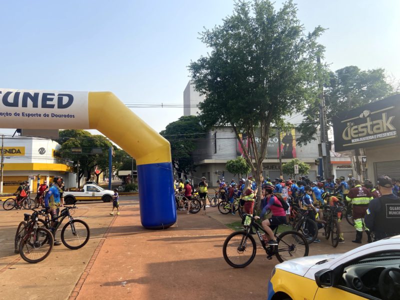 Dourados realiza passeio ciclístico no lançamento da campanha Maio Amarelo