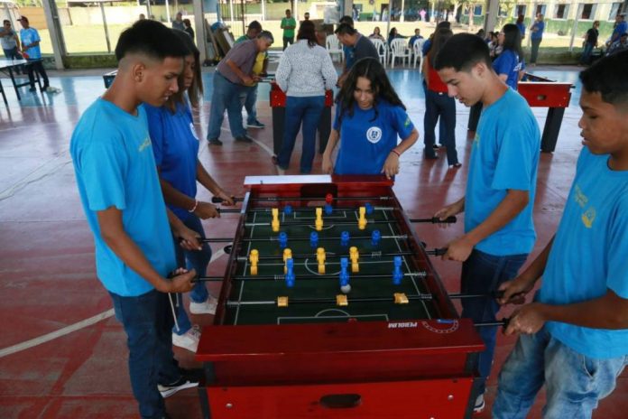 Prefeito de Corumbá entrega mesas de jogos para todas as escolas da REME