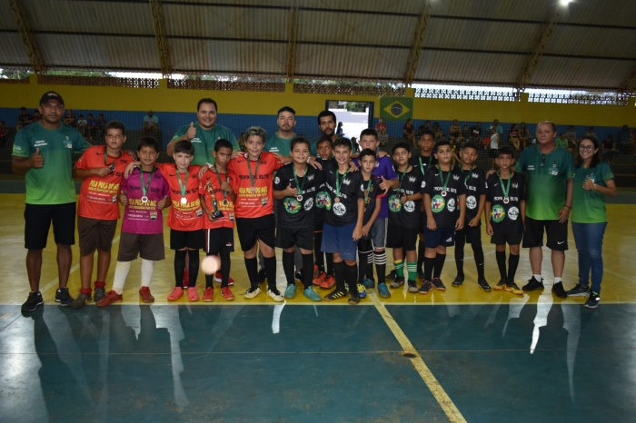 Alunos da escolinha de futsal de Selvíria disputam final de campeonato