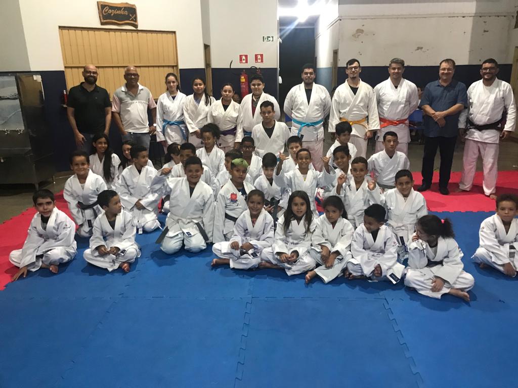 Prefeito de Ribas do Rio Pardo entrega 80 quimonos de judô aos atletas