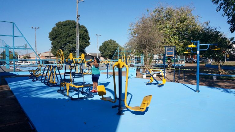 Prefeitura entrega revitalização de academia ao ar livre e quadra esportiva