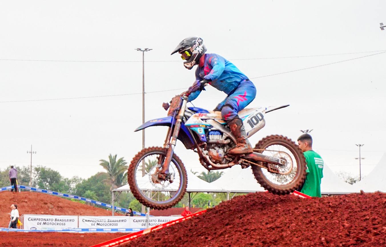 Velocidade do Campeonato Brasileiro de Motocross atraem público
