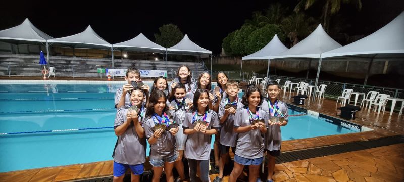 Aquidauanenses conquistam recorde de medalhas na natação escolar