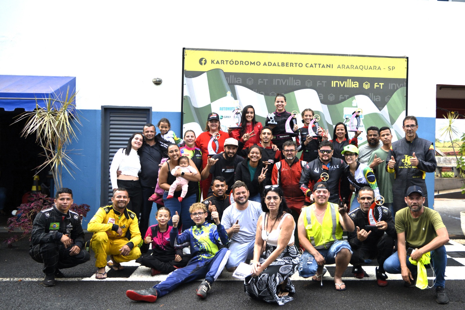 Pilotos de Costa Rica conquistam troféus em competição de Kart