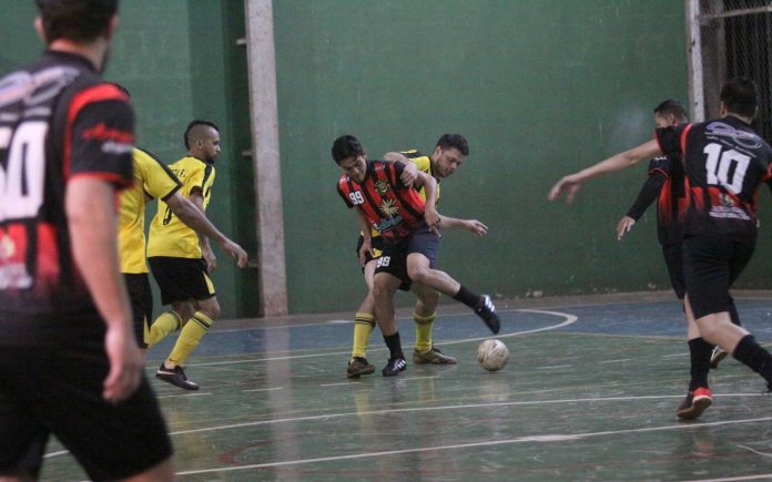 Copa Verão de Rochedo agita torcedores no ginásio municipal.