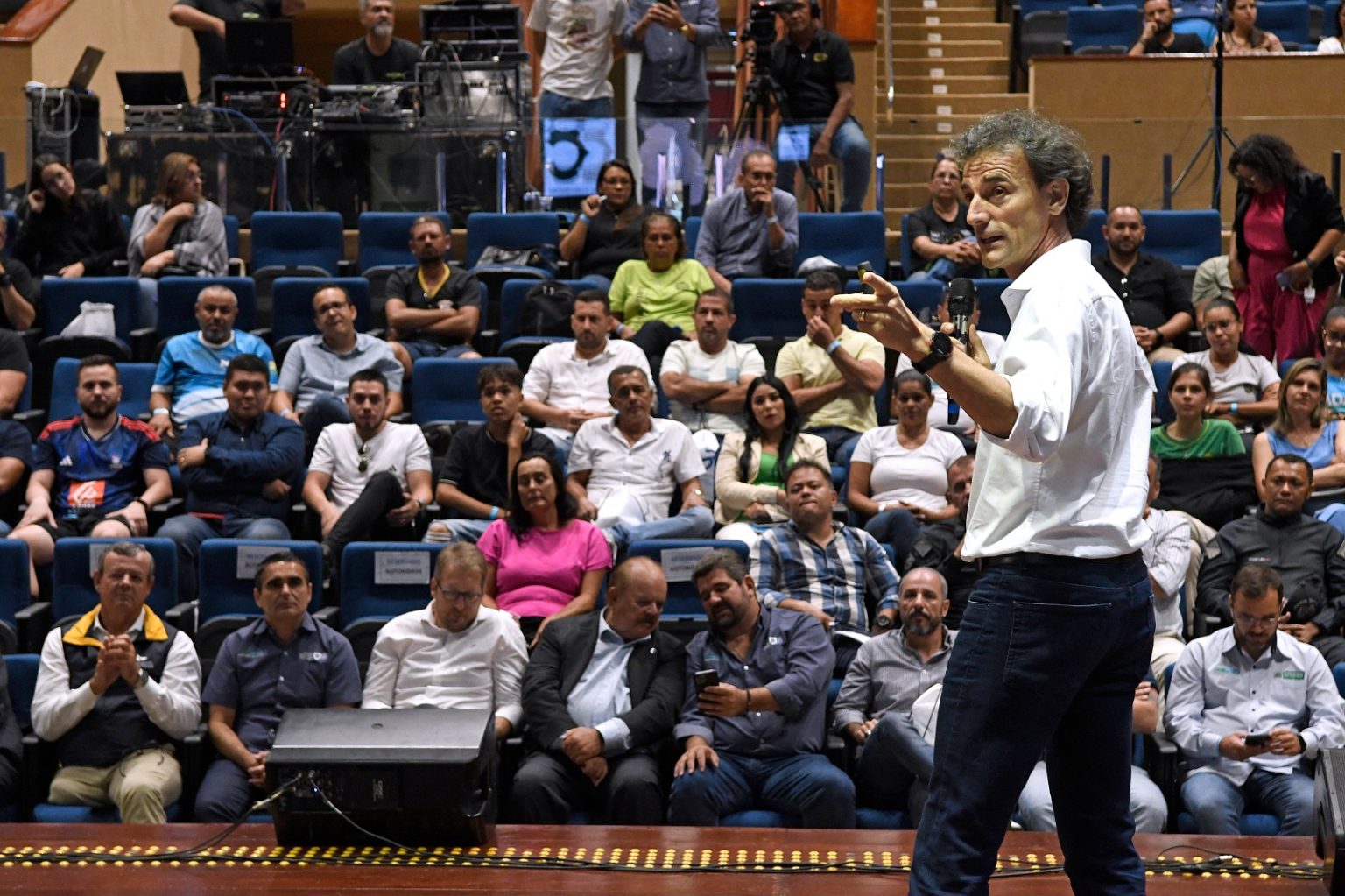 Medalhistas olímpicos fazem palestras de formação para presidentes de clubes