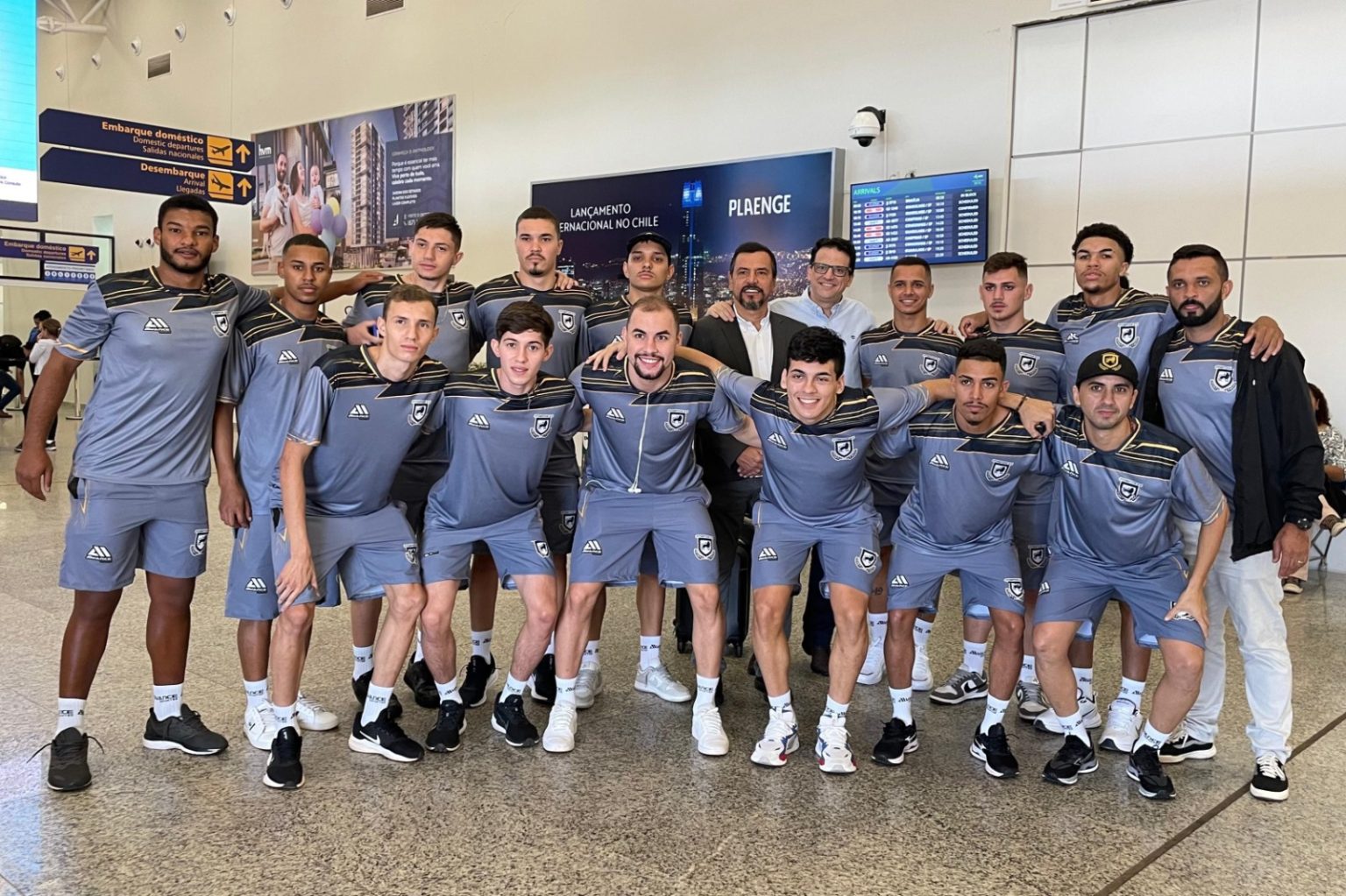 Equipe do CREC/Juventude embarca para estreia no Campeonato de Futsal