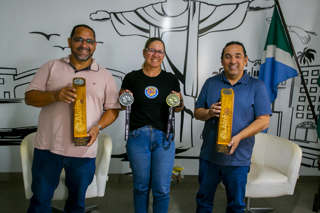 Prefeito recebe atleta campeã do Circuito Brasileiro de Stand Up Paddle