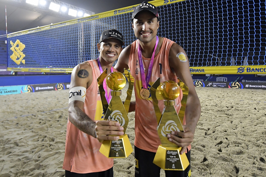 Arthur Mariano é campeão da temporada 2024 do Circuito de Vôlei de Praia