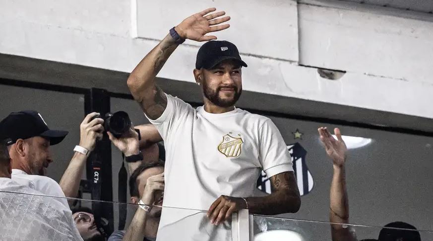 Atacante Neymar anuncia retorno ao Santos